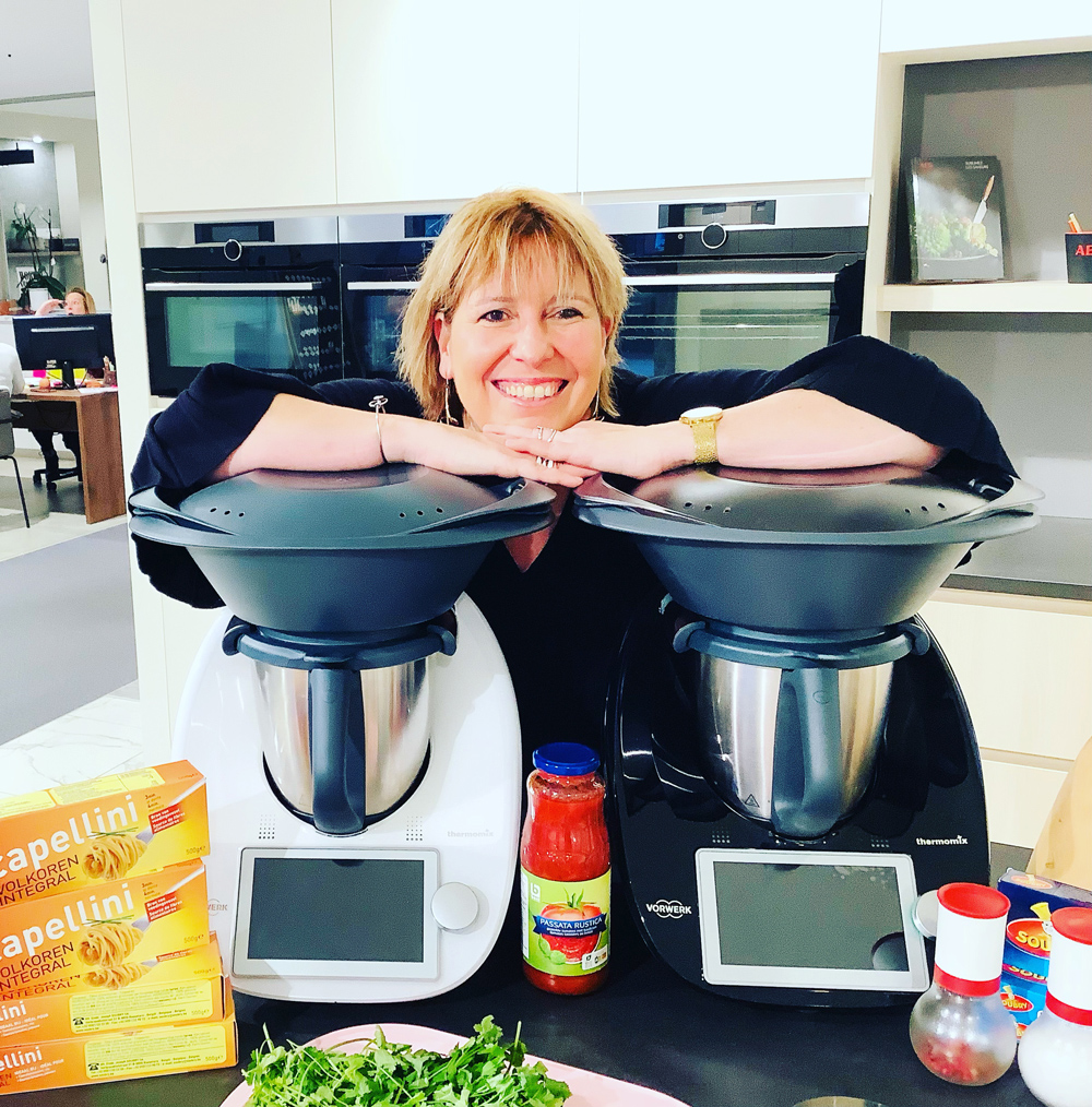 Cuisine_Energie_Mix-Header-Christelle Christelle Delmote posant avec deux thermomix